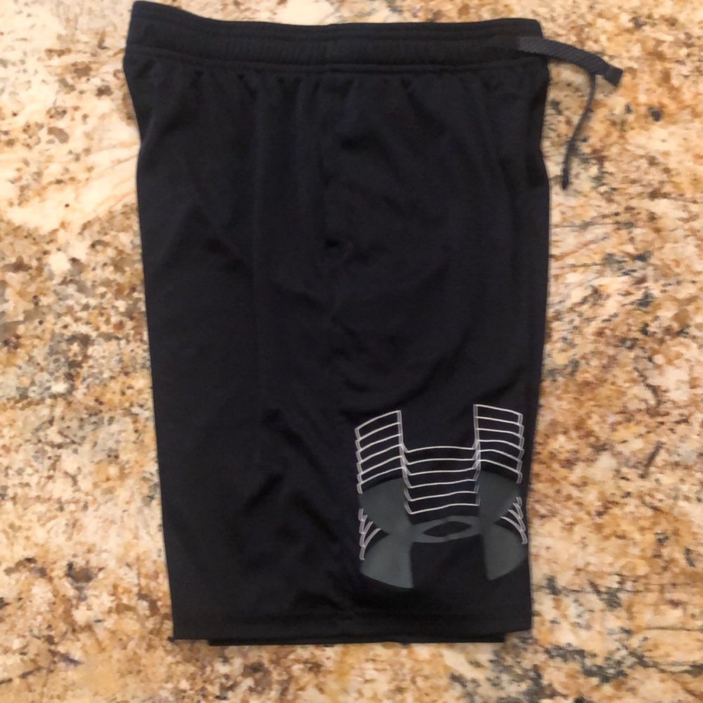 Boys Under Armour shorts L